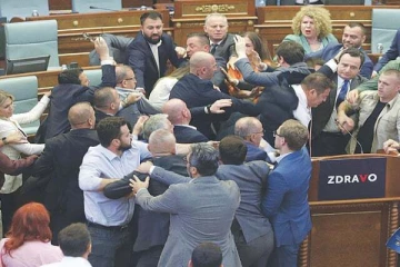 அடிதடிக்கு பெயர்போன நாடாளுமன்றில் வெடித்த மோதல்; பெண் எம்பிக்கள் செய்த செயல்!