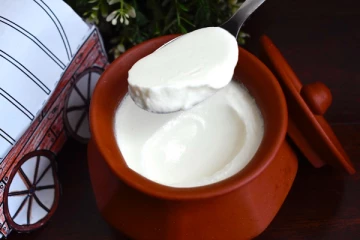 பெண்கள் தினமும் ஒரு கப் தயிர் சாப்பிட்டு வருவதால் என்ன நடக்கும் தெரியுமா? அவசியம் தெரிந்து கொள்ளுங்கள்