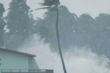 மினுவாங்கொடயில் சுழற்றி அடித்த காற்றால் 30 வீடுகள் சேதம்