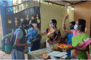 ஸ்டூடண்ட்ஸ்  மனமோ நந்தவனமே : மாணவர்களை ஆரத்தி எடுத்து வரவேற்ற ஆசிரியர்கள்