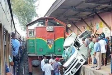 දුම්රියක් මෝටර් රථයක ගැටී සිදුවූ ඇති බිහිසුණු අනතුර - පුද්ගලයෙකු ජිවිතක්ෂයට..(VIDEO)