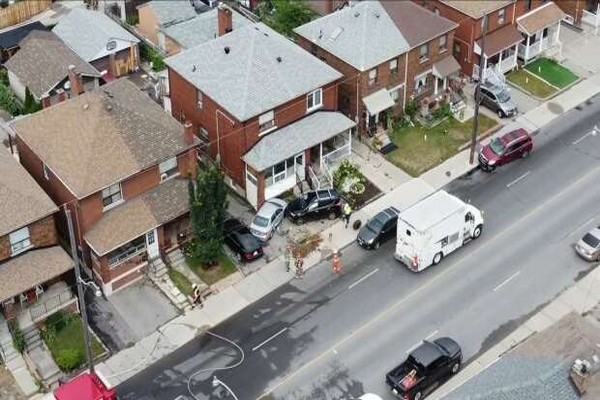 4 வாகனங்கள் மோதிக் கொண்டதில் வீடு ஒன்றில் எரிவாயு கசிவு | Car Crash In Toronto Triggers Residential Gas Leak