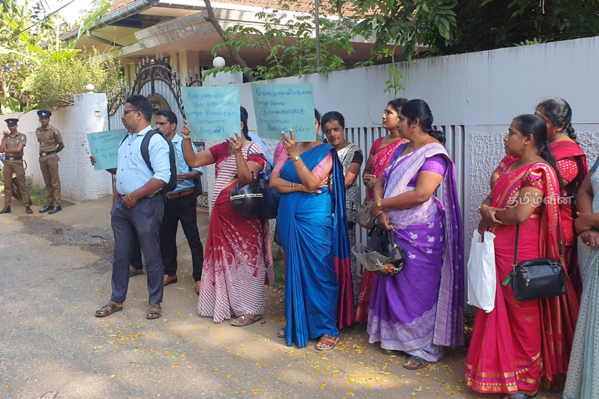 ஆசிரியர் இடமாற்ற விவகாரம் : பொதுச்சேவைகள் ஆணைக்குழுவிற்கு முன்பாக ஆர்ப்பாட்டம் | Teacher Transfer Issue Protest