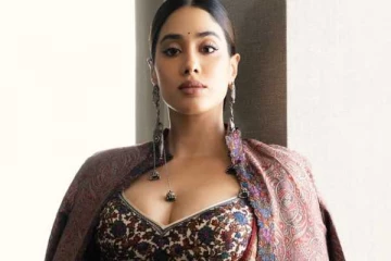 கிளாமர் லுக்கில் அசத்தும் ஸ்ரீதேவி மகள் ஜான்வி கபூர்!! புகைப்படங்கள்..