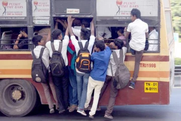 பேருந்து படிக்கட்டில் பயணிக்கும் மாணவர்கள் மீது வழக்கு பதியப்படும்- ஐகோர்ட் உத்தரவு