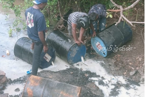 சட்டவிரோத மதுபான உற்பத்தி நிலையம் முற்றுகை! சந்தேகநபர்கள் தப்பியோட்டம் | Leaking Production Plant In Vavunatheevu சட்டவிரோத மதுபான உற்பத்தி நிலையம் முற்றுகை! சந்தேகநபர்கள் தப்பியோட்டம் | Leaking Production Plant In Vavunatheevu