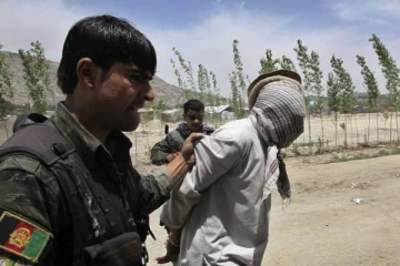 சுற்றி அவ்வளவு பேர்; மைதானத்தில் 2 பேருக்கு மரண தண்டனை - உலுக்கிய சம்பவம்!