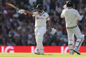 அடுத்தடுத்து அரைசதம் விளாசிய ஷர்துல் தாக்கூர்.. கதிகலங்கிய இங்கிலாந்து; மகிழ்ச்சியில் ரசிகர்கள்