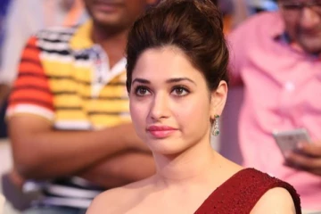 கிழிந்த ஆடையுடன் போஸ் கொடுத்த தமன்னா.. வைரலாகும் புகைப்படம்