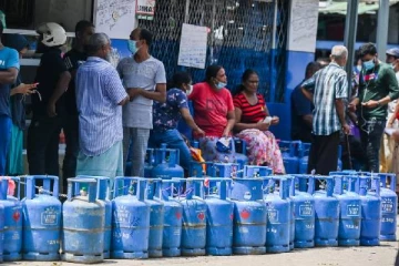எரிவாயுவை இறக்க பணமில்லை; பெரும் துயரத்தில் மக்கள்!