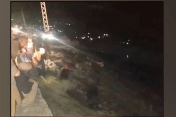 பேருந்தும், காரும் நேருக்கு நேர் மோதியதில் 30 பேர் சம்பவ இடத்திலே பலி!