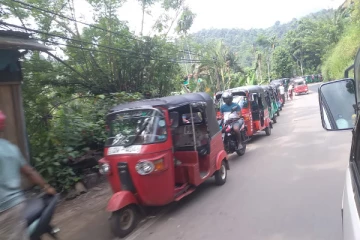 நாட்டின் பல பகுதிகளில் இன்றும் மக்கள் எரிபொருளுக்காக காத்திருப்பு (Photos)