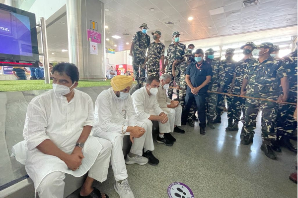 லக்னோ விமான நிலையத்தில் ராகுல் காந்தி தர்ணா போராட்டம் - கடும் சிரமத்திற்கு பிறகு லக்கிம்பூர் சென்றடைந்தார் | India Ragul Polictics