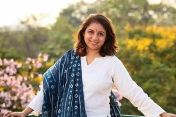 ரேவதியா இது? ஆளே அடையாளம் தெரியாமல் இப்படி மாறிட்டாரே