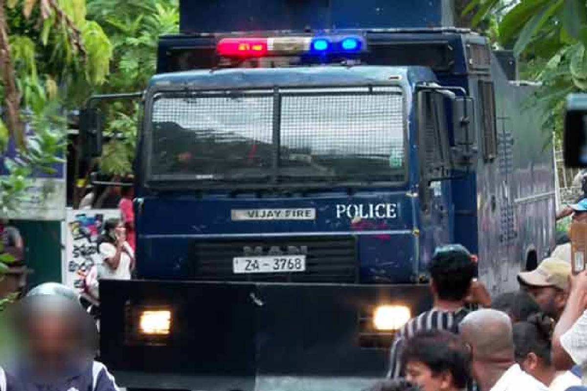 மஹர சிறைச்சாலையில் மீண்டும் பதற்றம் : படையினர் மீது கற்களால் தாக்குதல் | Unrest Reported At Mahara Prison மஹர சிறைச்சாலையில் மீண்டும் பதற்றம் : படையினர் மீது கற்களால் தாக்குதல் | Unrest Reported At Mahara Prison