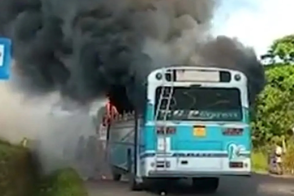 40 பயணிகளுடன் திடீரென தீப்பற்றி எரிந்த பேருந்து..! - ஐபிசி தமிழ்