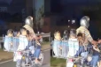 Viral Video: இரும்புக் கூடு கட்டி 5 சிறுவர்களை அழைத்துச் சென்ற நபர்