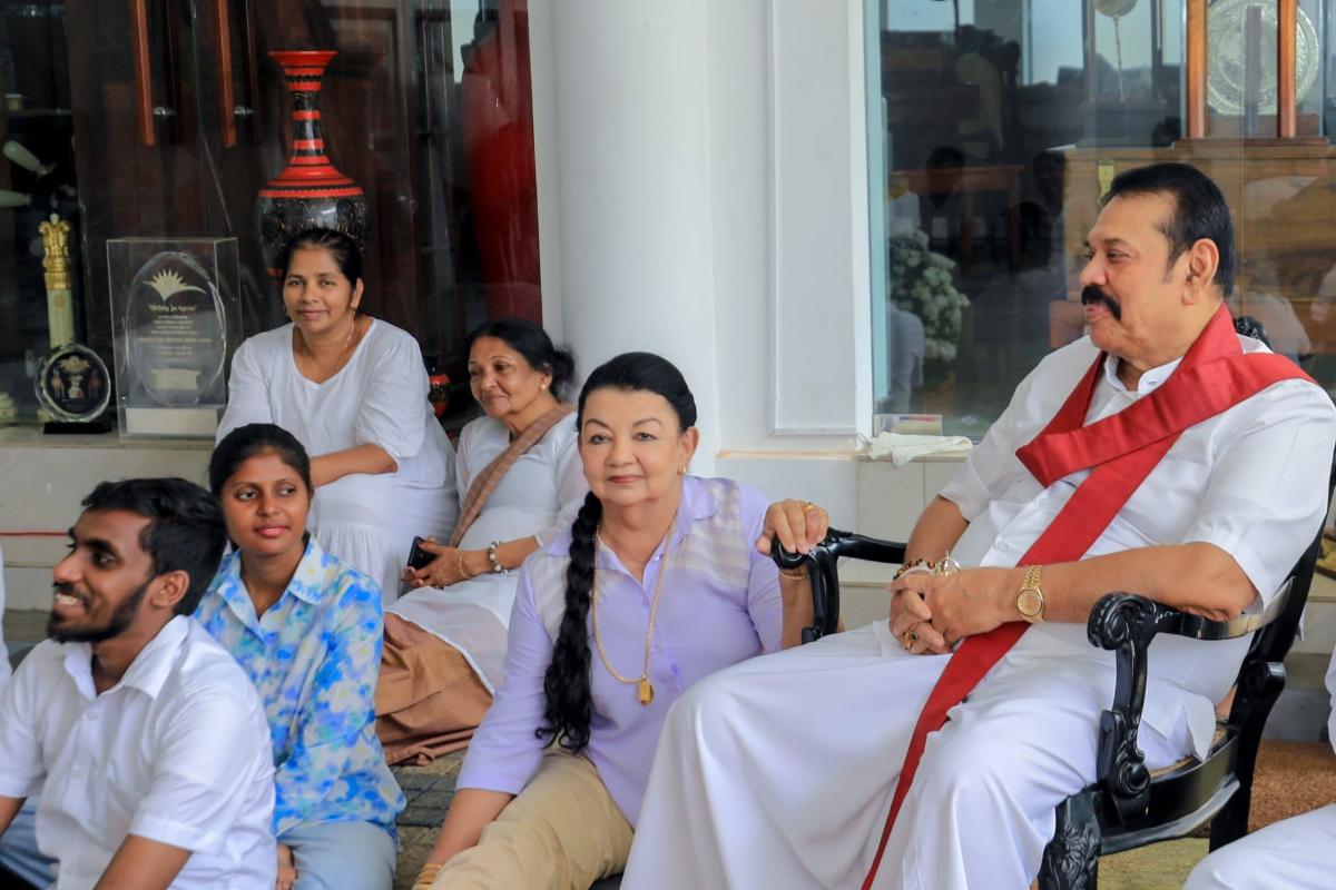 மகிந்த மற்றும் ஷிரந்தியின் பரிதாப நிலை! உடன் இருக்க வேண்டிய கட்டாயத்தில் நாமல் ராஜபக்ச | The Pitiful State Of The Mahinda Rajapaksa Family