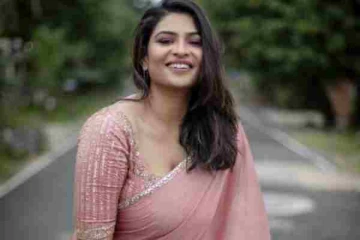 பிக்பாஸ் பிரபலம் தொகுப்பாளினி மகேஸ்வரி வீட்டில் இவ்வளவு பெரிய பார் செட்டப்பா... Home Tour