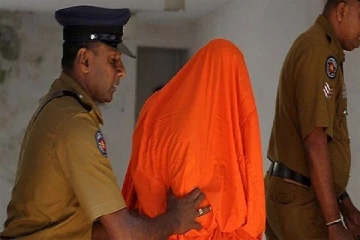 ஏமாற்றப்பட்ட சிறிலங்கா இராணுவ சிப்பாய் - துப்பாக்கியை திருடிய பிக்கு பிடிபட்டார்