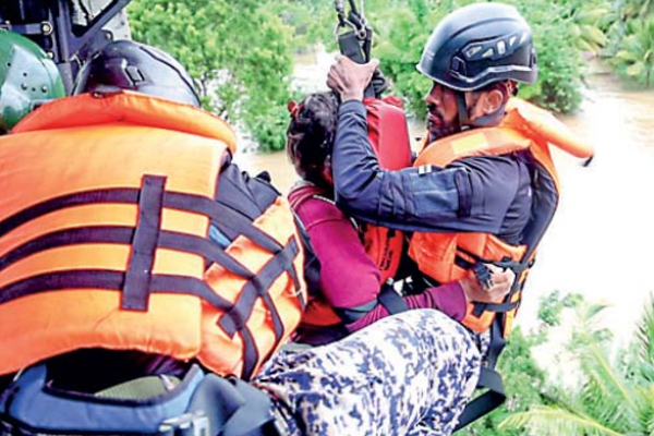 வெள்ளத்தில் சிக்கிய மூன்று பெண்கள் ஹெலிகொப்டரில் மீட்பு | 3 Women Trapped In Floods Rescued By Helicopter