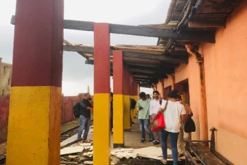 திடீரென இடிந்து வீழ்ந்த புகையிரத நிலைய மேல் கூரை! இருவருக்கு நேர்ந்த விபரீதம்