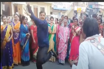 யப்பா.. சாமி.. யாருப்பா நீ... நடுரோட்டில் இறங்கி பட்டைய கிளப்பின மனிதர் - வைரல் வீடியோ