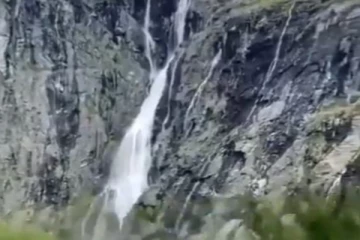 புல்லரிக்க வைக்கும் பேரழகு... அதிசயத்திற்கு அழகு சேர்க்கும் பேரதிசயம்! 1000 தடவை பார்த்தாலும் சலிக்காத காட்சி