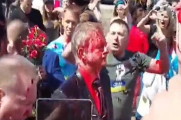 வெற்றி தின நிகழ்ச்சியில் கலந்துக் கொண்ட ரஷ்ய தூதர் நேர்ந்த கதி!