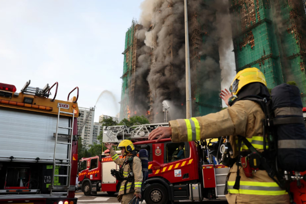 வெளிநாடொன்றில் பற்றி எரியும் அடுக்குமாடிக் குடியிருப்பு: அதிகரிக்கும் பலி எண்ணிக்கை | Hong Kong High Rise Fire Claims 13 Lives வெளிநாடொன்றில் பற்றி எரியும் அடுக்குமாடிக் குடியிருப்பு: அதிகரிக்கும் பலி எண்ணிக்கை | Hong Kong High Rise Fire Claims 13 Lives