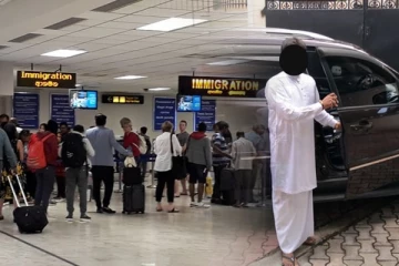 கட்டுநாயக்க விமான நிலையத்தில் பரபரப்பை ஏற்படுத்திய அரசியல்வாதி