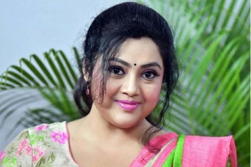 ஆடம்பரமில்லாத மேக்கப்பில் பிறந்தநாள் கொண்டாட்டத்தில் மீனா! கொள்ளை அழகில் வெளியான புகைப்படம்