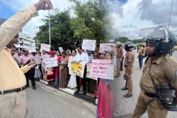 கொழும்பில் பாரிய போராட்டம்: குவிக்கப்பபட்ட காவல்துறையினர்!(படங்கள்)