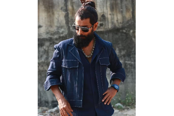 பொன்னியின் செல்வன் புரொமோஷனிற்காக விக்ரம் அணிந்த வாட்ச் இத்தனை லட்சமா? | Actor Vikram Watch Prize Details