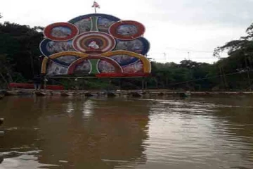 பொசனை முன்னிட்டு களுகங்கையில் வியக்கவைத்த தோரணம்