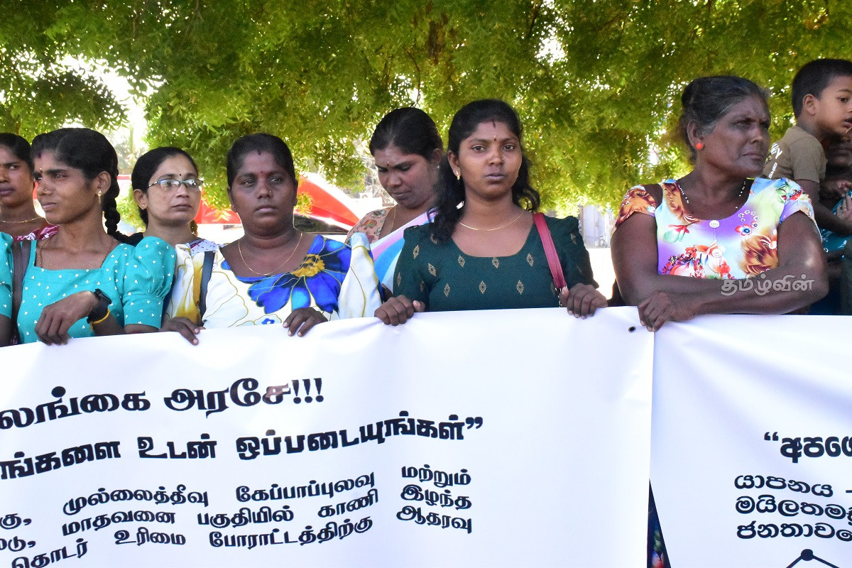 மக்களின் பூர்வீக நிலங்களை உடனடியாக ஒப்படைக்க கோரி மன்னாரில் கவனயீர்ப்பு போராட்டம் | Attention Grabbing Protest In Mannar மக்களின் பூர்வீக நிலங்களை உடனடியாக ஒப்படைக்க கோரி மன்னாரில் கவனயீர்ப்பு போராட்டம் | Attention Grabbing Protest In Mannar