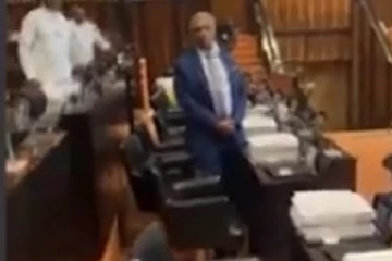 ජනාධිපතිවරයාට විරෝධය දක්වමින් පාර්ලිමේන්තුවම උණුසුම් වෙයි.. එහි නවතම තත්ත්වය මෙන්න.. (VIDEO)