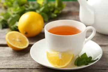 தண்ணீரில் எலுமிச்சை சாறு கலந்து குடிப்பதால் என்ன நடக்கும் தெரியுமா?