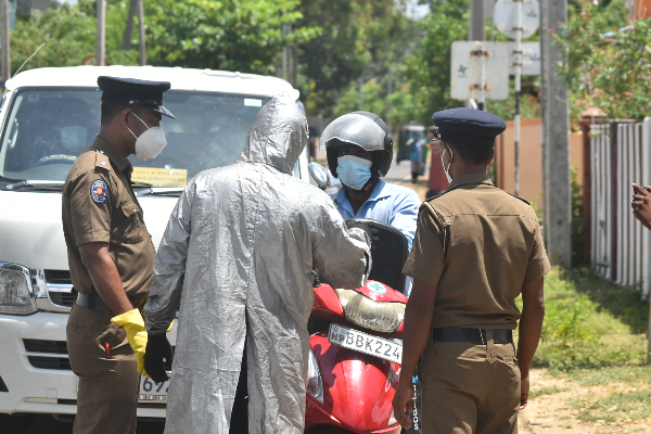 யாழில் பொலிஸ் வேடமிட்டு 38 பவுண் நகைகள் திருட்டு! | Stealing 38 Pounds Of Jewels In Yali As Police