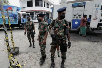 எரிபொருள் நிலையங்களில் பதற்றம்: காவல்துறையினர் முன்னிலையில் பாதாள உலக குழு அடாவடி