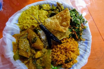 இன்று முதல்  உணவுப்பொதி மற்றும் தேனீரின் விலைகள் குறைப்பு!