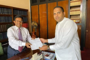 நெருக்கடியான சூழ்நிலையில்  நாடாளுமன்ற உறுப்பினரின் பலரையும்  திரும்பி பார்க்கவைத்த செயல்