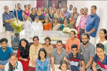 இது தான் கல்யாண சாவா ? இறந்த மூதாட்டி உடலோடு சிரித்த முகத்துடன் போட்டோ எடுத்த உறவினர்கள்