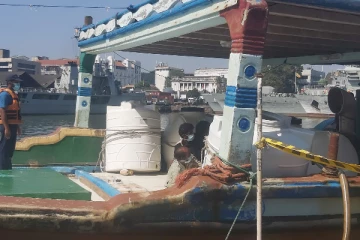 கடல் வழியாக போதைப்பொருள் கடத்தி வந்த 9 ஈரானியர்கள் கைது (PHOTOS)