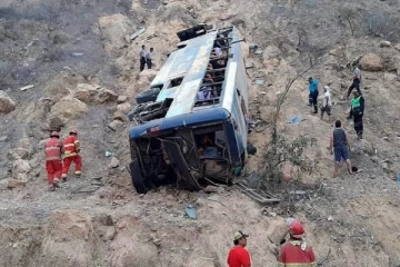 சாரதியின் கட்டுப்பாட்டை இழந்த பேருந்து ஆற்றில் கவிழ்ந்து விபத்து! 10 பேர் உயிரிழப்பு (உலக செய்திகளின் தொகுப்பு)