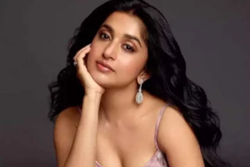 உள்ளாடை அணியாமல் இப்படியொரு போட்டோஷுட்! 41 வயது நடிகையின் முகம்சுழிக்கும் புகைப்படம்