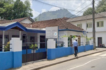 பாடசாலைக்கு பின்னால் மது அருந்திய மாணவர்கள்-கம்பளையில் சம்பவம்