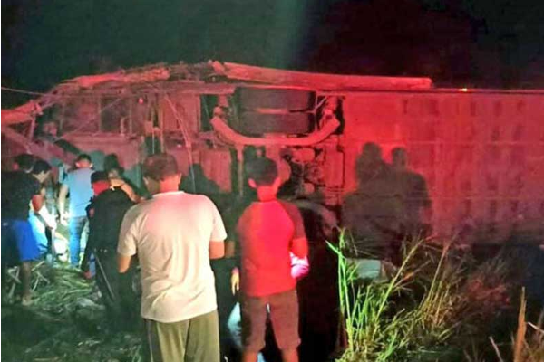 ஈகுவடாரில் கோர விபத்து! மரண ஓலமிட்ட பயணிகள் - குழந்தைகள் பெண்கள் உட்பட 18 பேர் உடல் நசுங்கிப் பலி (காணொளி) - ஐபிசி தமிழ்