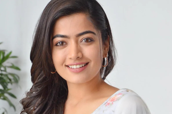 ஹீரோக்களுக்கு டஃப் கொடுக்கும் வகையில் சம்பளத்தை உயர்த்திய ராஷ்மிகா.. வியப்பில் ரசிகர்கள் | Rashmika Mandanna Salary Details