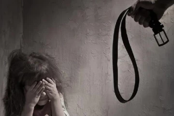 தத்தெடுத்த ஐந்து வயது சிறுமி சித்திரவதை : விரிவுரையாளர் கைது